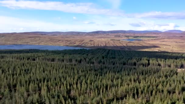 Flyg från Slieve League mot Lough Auva i grevskapet Donegal - Irland — Stockvideo