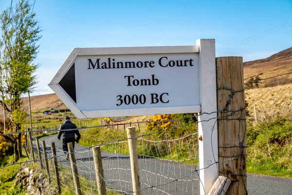 Гленколумбкилл, Ирландия - 28 апреля 2021 года: Знак, указывающий путь к древней придворной гробнице Малинмора — стоковое фото