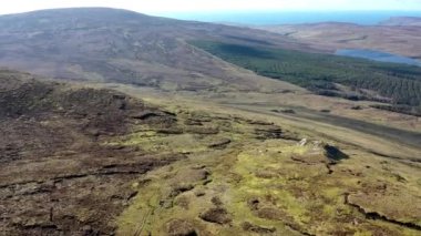 İrlanda Donegal İlçesi 'nin arka planında Slieve League ile Malin Beg' deki güzel sahil manzarası