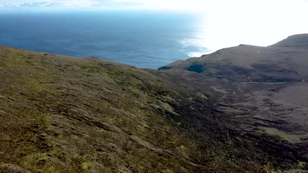 Vista aérea da bela costa em Malin Beg com Slieve League em segundo plano no Condado de Donegal, Irlanda — Vídeo de Stock
