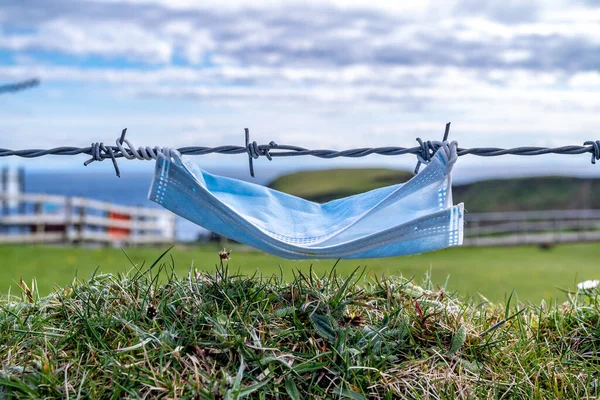 Masker in Fence bij het Silver Strand in county Donegal - Ierland — Stockfoto