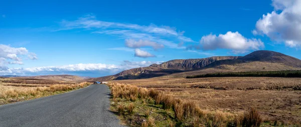 Widok z lotu ptaka na piękne wybrzeże Malin Beg z Slieve League w tle w hrabstwie Donegal, Irlandia — Zdjęcie stockowe