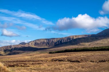 İrlanda Donegal İlçesi 'nin arka planında Slieve League ile Malin Beg' deki güzel sahil manzarası