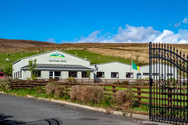 GLENCOLUMBKILLE, IRLANDE - 28 AVRIL 2021 : Les portes du Moulin à Lainage sont ouvertes pendant la pandémie — Photo