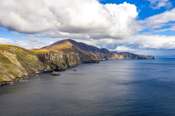 Vista aérea da bela costa em Malin Beg com Slieve League em segundo plano no Condado de Donegal, Irlanda — Fotografia de Stock