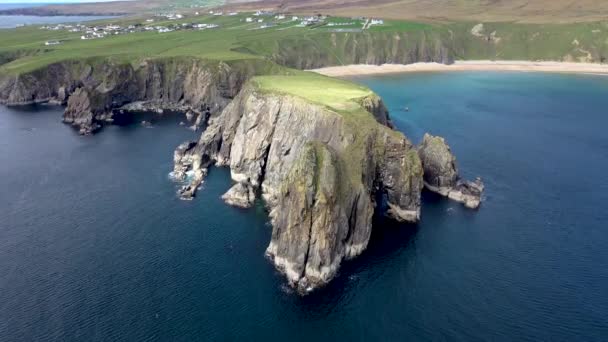 아일랜드 의 돈갈 군 말 린 벡 의아름다운 해안을 공중에서 내려다본 모습 — 비디오