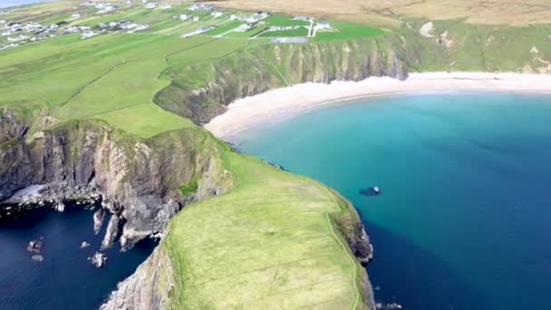 Uitzicht vanuit de lucht op de prachtige kust bij Malin Beg in County Donegal - Ierland — Stockvideo