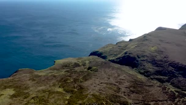 Widok z lotu ptaka na piękne wybrzeże Malin Beg z Slieve League w tle w hrabstwie Donegal, Irlandia — Wideo stockowe