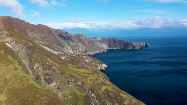 Vista aérea da bela costa em Malin Beg com Slieve League em segundo plano no Condado de Donegal, Irlanda — Vídeo de Stock