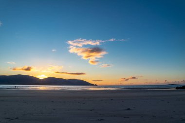 Donegal 'de Ardara ile Portnoo arasında Kiltoorish Körfezi Sahili - İrlanda.