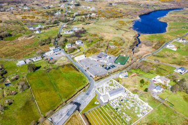 BALLYMACKILDUFF, KILCLOONEY, DONEGAL, İRELAND - 19 Mart 2021: St. Conals Kilisesi Raphoe piskoposluğuna aittir.