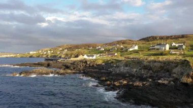 Donegal, İrlanda 'daki Portnoo limanının havadan görüntüsü