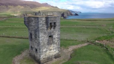Malin Beg 'deki Napolyon Sinyal Kulesi' nin havadan görünüşü - County Donegal, İrlanda