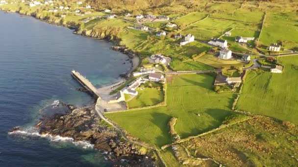 Vista aérea del puerto de Portnoo en el Condado de Donegal, Irlanda — Vídeos de Stock