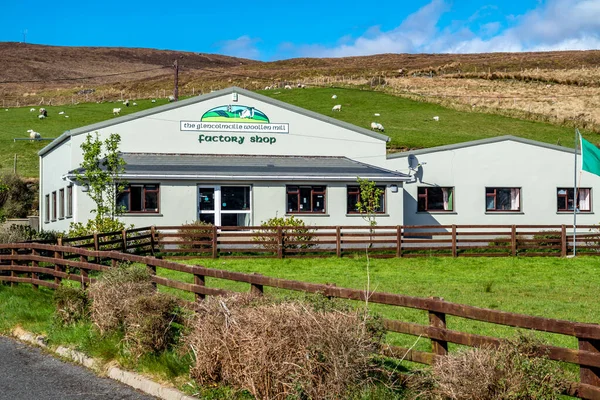 GLENCOLUMBKILLE, IRLANDA - 28 de abril de 2021: Os portões do moinho de lã estão abertos durante a pandemia — Fotografia de Stock