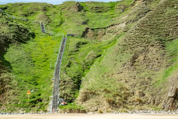 Las escaleras bajan a Silver Strand en el Condado de Donegal - Irlanda — Foto de Stock