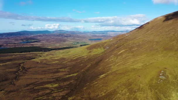 Flygfoto över den vackra kusten vid Malin Beg med Slieve League i bakgrunden i County Donegal, Irland — Stockvideo