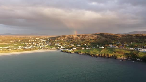Portnoo üzerinden Inishkeel Adası 'ndan İrlanda' nın Donegal ilçesindeki Narin şehrine doğru uçuyor. — Stok video