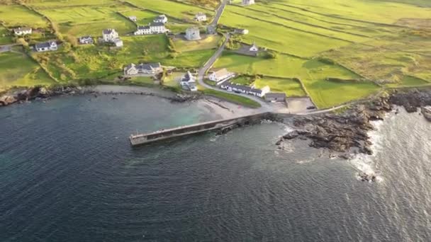 Vista aérea del puerto de Portnoo en el Condado de Donegal, Irlanda — Vídeo de stock