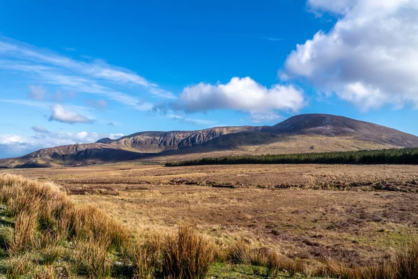 Widok z lotu ptaka na piękne wybrzeże Malin Beg z Slieve League w tle w hrabstwie Donegal, Irlandia — Zdjęcie stockowe