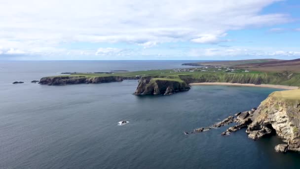 Вигляд з повітря на мальовниче узбережжя в Малін - Бег (графство Донегал - Ірландія). — стокове відео
