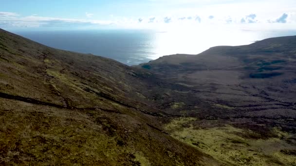 Vista aérea de la hermosa costa en Malin Beg con Slieve League en el fondo en el Condado de Donegal, Irlanda — Vídeo de stock