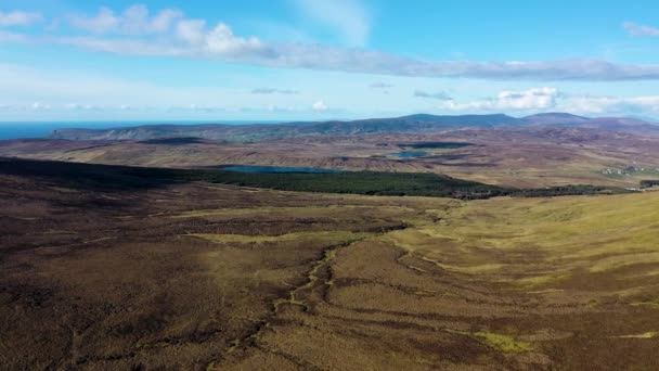 Widok z lotu ptaka na piękne wybrzeże Malin Beg z Slieve League w tle w hrabstwie Donegal, Irlandia — Wideo stockowe