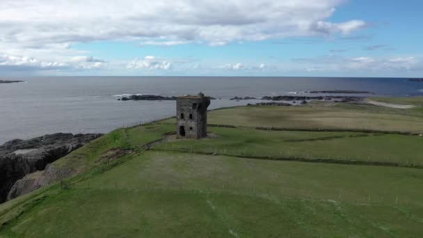Vista aérea de la Torre de Señal Napoleónica en Malin Beg - Condado de Donegal, Irlanda — Vídeos de Stock