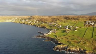 Donegal, İrlanda 'daki Portnoo limanının havadan görüntüsü