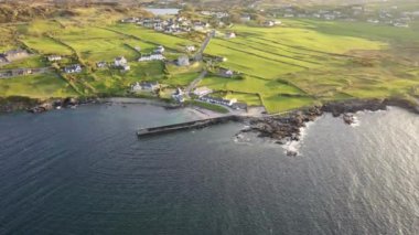 Donegal, İrlanda 'daki Portnoo limanının havadan görüntüsü