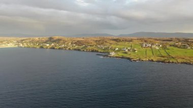 Donegal, İrlanda 'daki Portnoo' nun havadan görünüşü