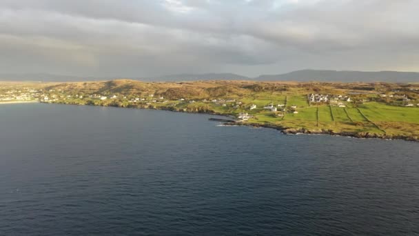 Vista aérea de Portnoo en el Condado de Donegal, Irlanda — Vídeos de Stock