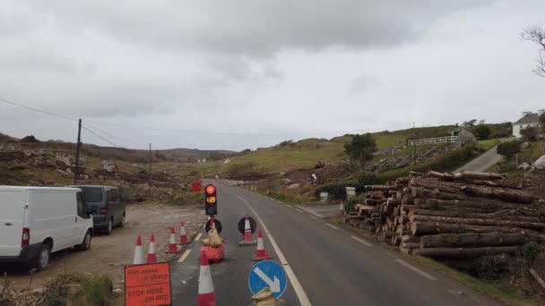 DONEGAL, IRLANDA - 20 DE ABRIL DE 2021: Cuenta regresiva del semáforo en la obra de construcción de carreteras — Vídeo de stock