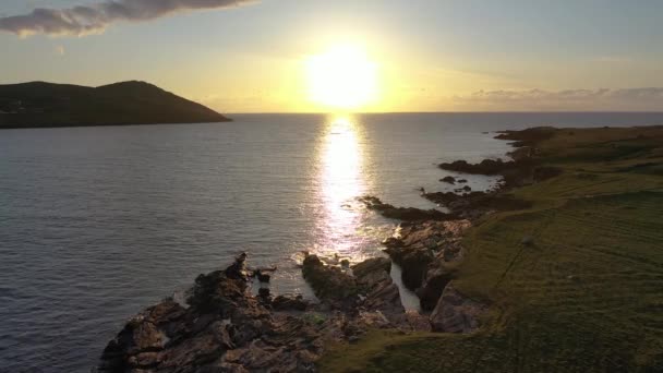 Flygfoto över ön Inishkeel vid Portnoo bredvid den tilldelade Narin Beach i grevskapet Donegal, Irland — Stockvideo