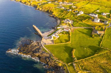 Donegal, İrlanda 'daki Portnoo limanının havadan görüntüsü