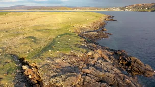 Vista aérea de la isla de Inishkeel por Portnoo al lado de la playa de Narin en el Condado de Donegal, Irlanda — Vídeo de stock