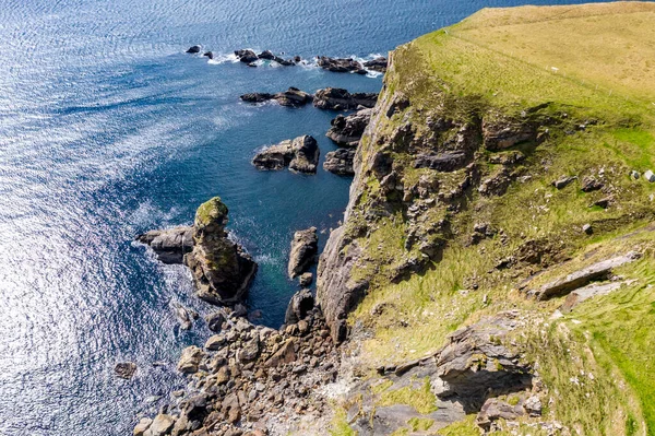 Flygfoto över den vackra kusten vid Malin Beg med Slieve League i bakgrunden i County Donegal, Irland — Stockfoto