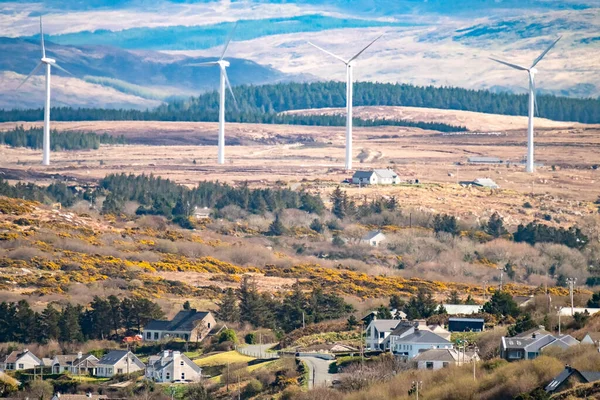 Портну видно с головы Данмора с ветряными турбинами на заднем плане - графство Донегал, Ирландия — стоковое фото