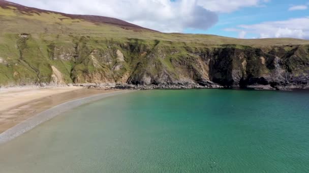 Αεροφωτογραφία της όμορφης ακτής του Malin Beg στο County Donegal - Ιρλανδία — Αρχείο Βίντεο