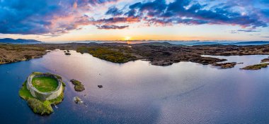Portnoo 'dan Doon Kalesi' nin havadan görünüşü - Donegal İlçesi - İrlanda