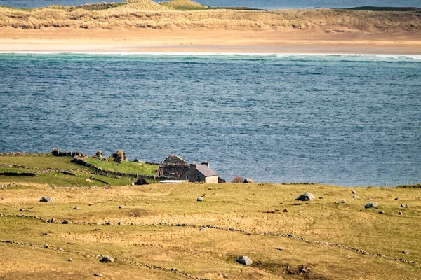 The historic monk remains on the Island of Inishkeel by Portnoo in County Donegal. — Stock Photo, Image