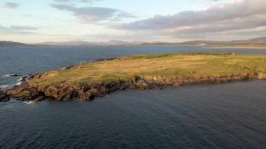 Donegal, İrlanda 'daki Narin Sahili' nin yanındaki Portnoo tarafındaki Inishkeel Adası 'nın hava manzarası.