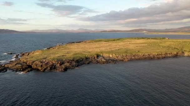 Widok z lotu ptaka na wyspę Inishkeel by Portnoo obok nagrodzonej plaży Narin w hrabstwie Donegal, Irlandia — Wideo stockowe
