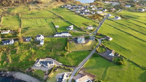 Letecký pohled na přístav Portnoo v hrabství Donegal, Irsko — Stock video