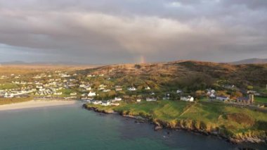 Donegal, İrlanda 'daki Portnoo' nun havadan görünüşü