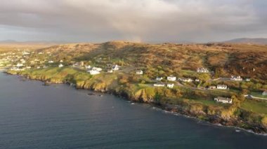 Donegal, İrlanda 'daki Portnoo' nun havadan görünüşü