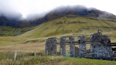 County Sligo, İrlanda 'daki Gleniff At Nalı' ndaki terk edilmiş eski okul.