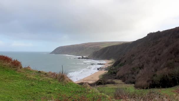 Praia de areia Kinnagoe Bay em Donegal, Irlanda — Vídeo de Stock