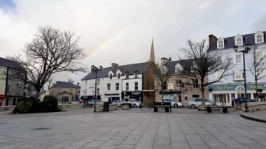 DONEGAL, IRELAND - 11 Mayıs 2021: Covid-19 salgını sırasında Donegal Town üzerinde gökkuşağı parlıyor