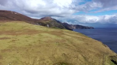 Malin Beg 'deki güzel sahil manzarası ve arka planda Slieve League County Donegal - İrlanda